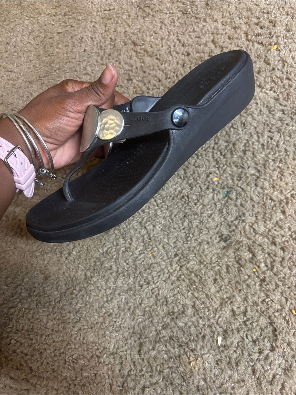 Crocs Sanrah Black Hammered Metallic Silver Thong Size 8 Wedge Flip Flop Sandals - Picture 3 of 5